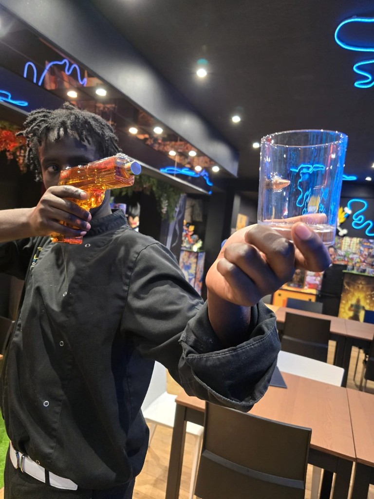 Cocktail spectacle servi par l'équipe