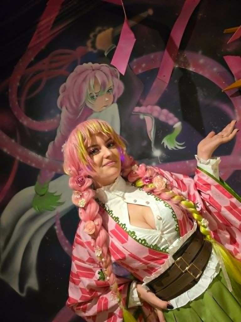 Cosplay Mitsuri devant fresque Demon Slayer