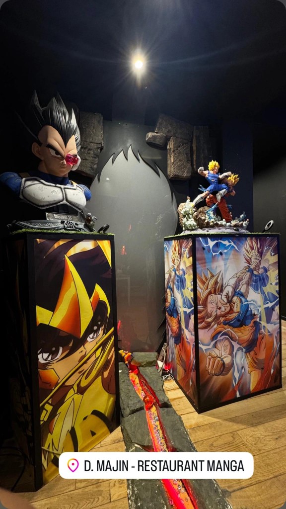 Figurines Dragon Ball sur piédestaux lumineux